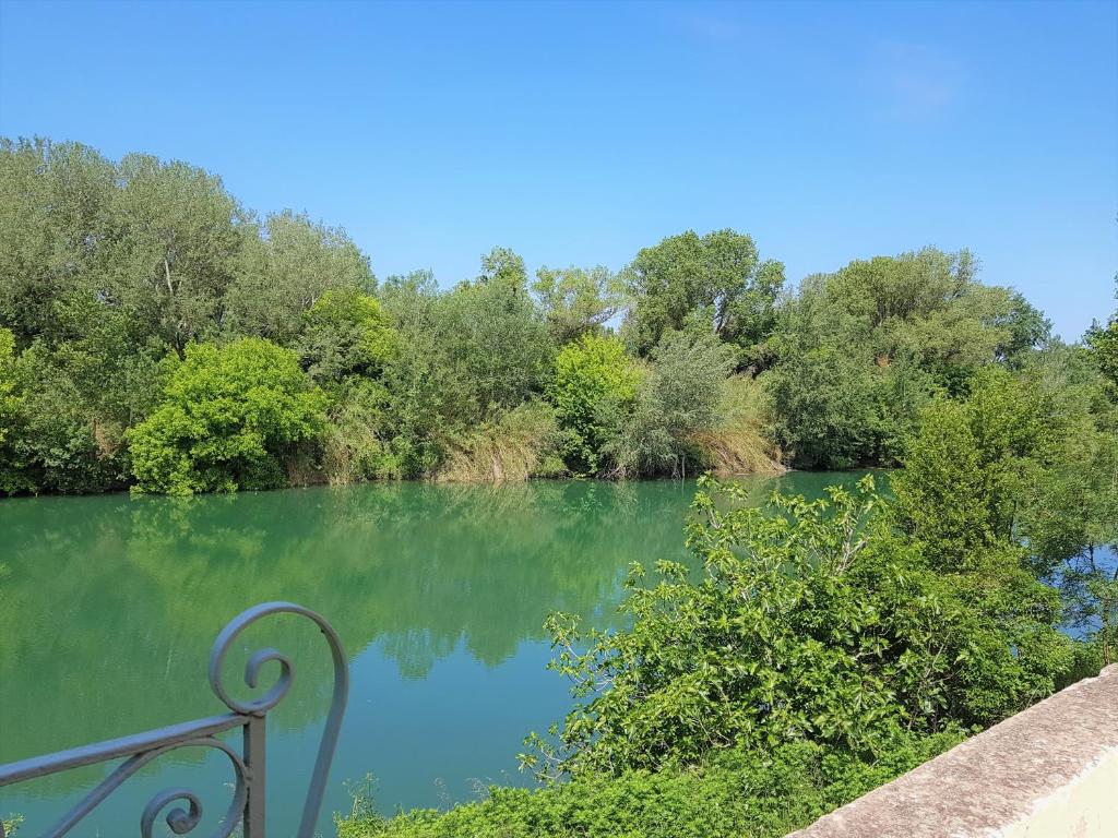 Gite face à la rivière -proche du pont du Gard- 11 cours Emile Antelme, 30490 Montfrin