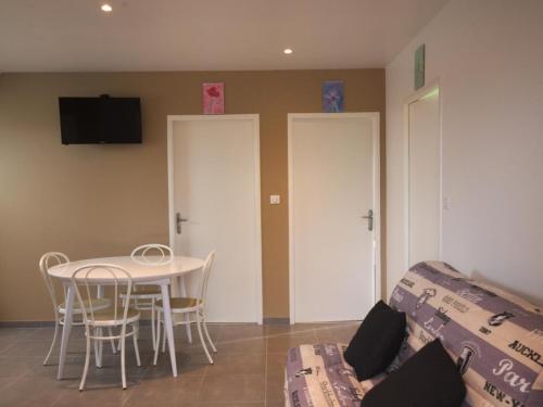 Gîte Fontaine-les-Grès, 4 pièces, 6 personnes - FR-1-543-69