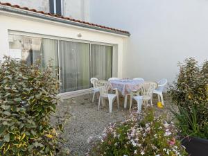 Gîte Gond-Pontouvre, 4 pièces, 6 personnes - FR-1-653-181
