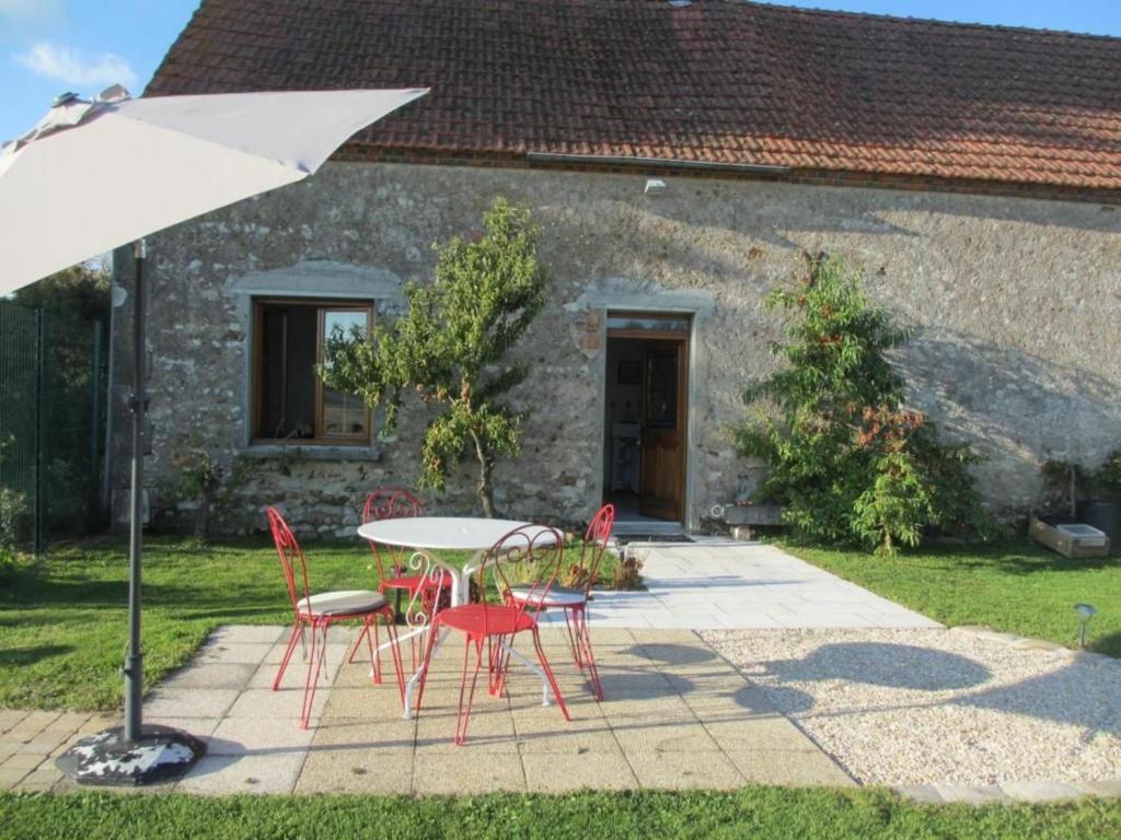 Maison de vacances Gîte Guilly, 2 pièces, 2 personnes - FR-1-590-30 Les Places 45600 Guilly