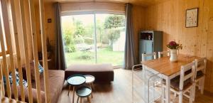 Gite la Chouette Bicoque, petite maison rénovée en bois une chambre, une mezzanine en bord de Rance