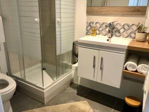 Gite la Chouette Bicoque, petite maison rénovée en bois une chambre, une mezzanine en bord de Rance