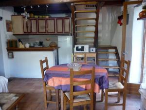 Maison de vacances Gîte La Cresse, 4 pièces, 6 personnes - FR-1-601-339 Pinet 12640 La Cresse Midi-Pyrénées