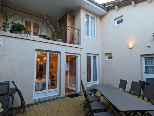 Gîte La Rochefoucauld-en-Angoumois, 6 pièces, 10 personnes - FR-1-653-229
