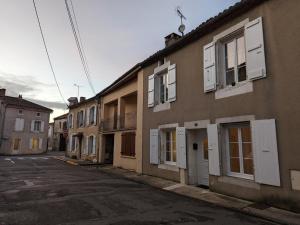 Gîte La Rochefoucauld-en-Angoumois, 6 pièces, 10 personnes - FR-1-653-229