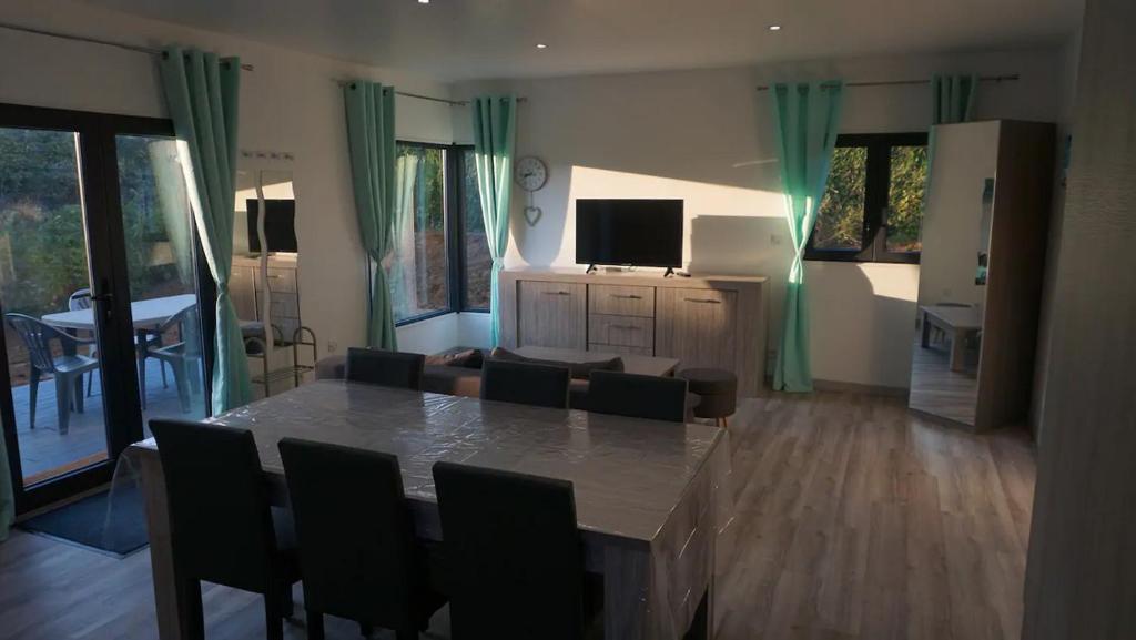 Maison de vacances Gîte le Pixien C 4 à 6 personnes 15 min Charleville 100 mètres plus haut que le N°21 à gauche 21 c rue de terron 08430 Poix-Terron