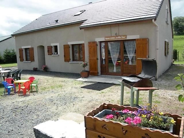 Maison de vacances GITE LES 1000 FLEURS LIEU DIT BONNEFOND 43550 ST FRONT 43550 Souteyros