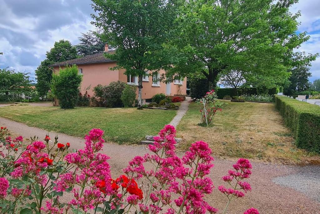 Maison de vacances Gîte Les Pâquerettes spacieuse jardin terrain clos à 20min du Puy du Fou 3 Rue du Souvenir 79140 Montravers