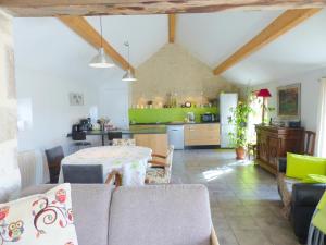 Gîte Louroux-de-Bouble, 4 pièces, 6 personnes - FR-1-489-5
