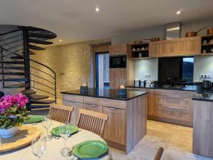 Gîte Magnac-Lavalette-Villars, 5 pièces, 8 personnes - FR-1-653-10