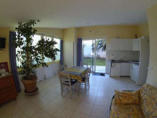 GITE MEUBLE POUR 3 PERS AVEC PISCINE A PARTAGER