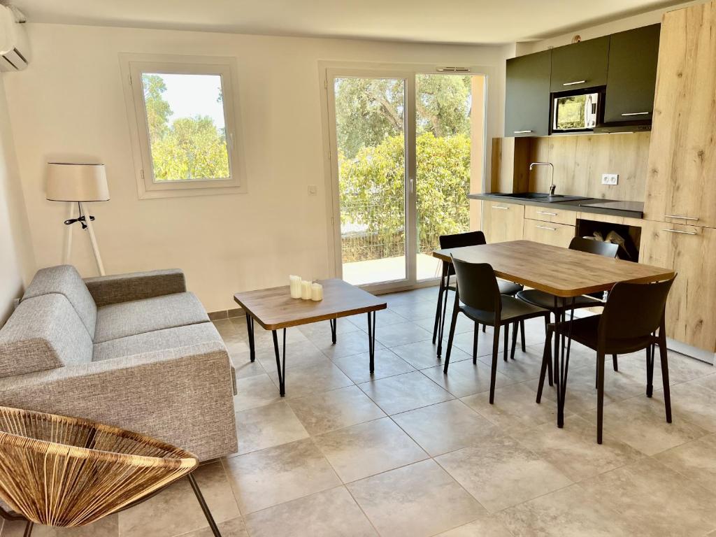 GITE MEUBLE POUR 3 PERS AVEC PISCINE A PARTAGER 34300 Agde