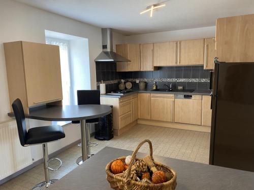Gîte Montaiguët-en-Forez, 5 pièces, 8 personnes - FR-1-489-371
