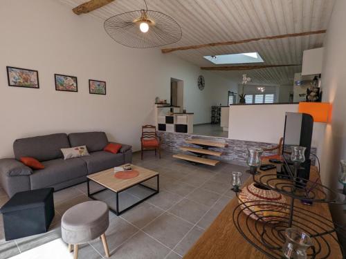 Gîte Montboyer, 4 pièces, 6 personnes - FR-1-653-187