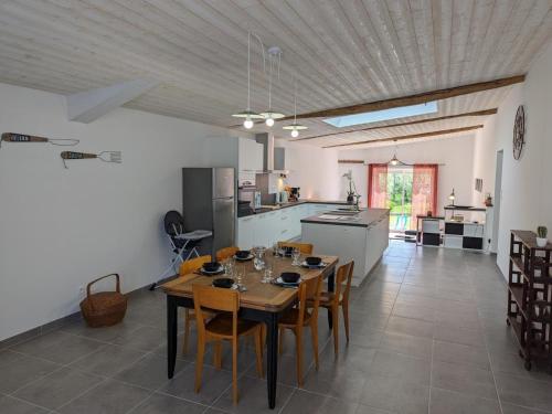 Gîte Montboyer, 4 pièces, 6 personnes - FR-1-653-187