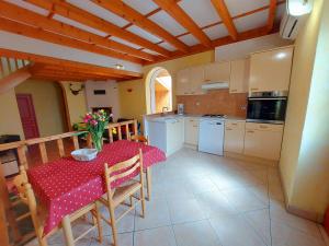 Gîte Montigné-le-Brillant, 3 pièces, 4 personnes - FR-1-600-80