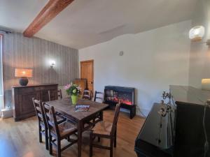 Gîte Mornand-en-Forez, 4 pièces, 6 personnes - FR-1-496-266