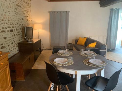 Gîte Neuvy-Deux-Clochers, 1 pièce, 4 personnes - FR-1-586-24