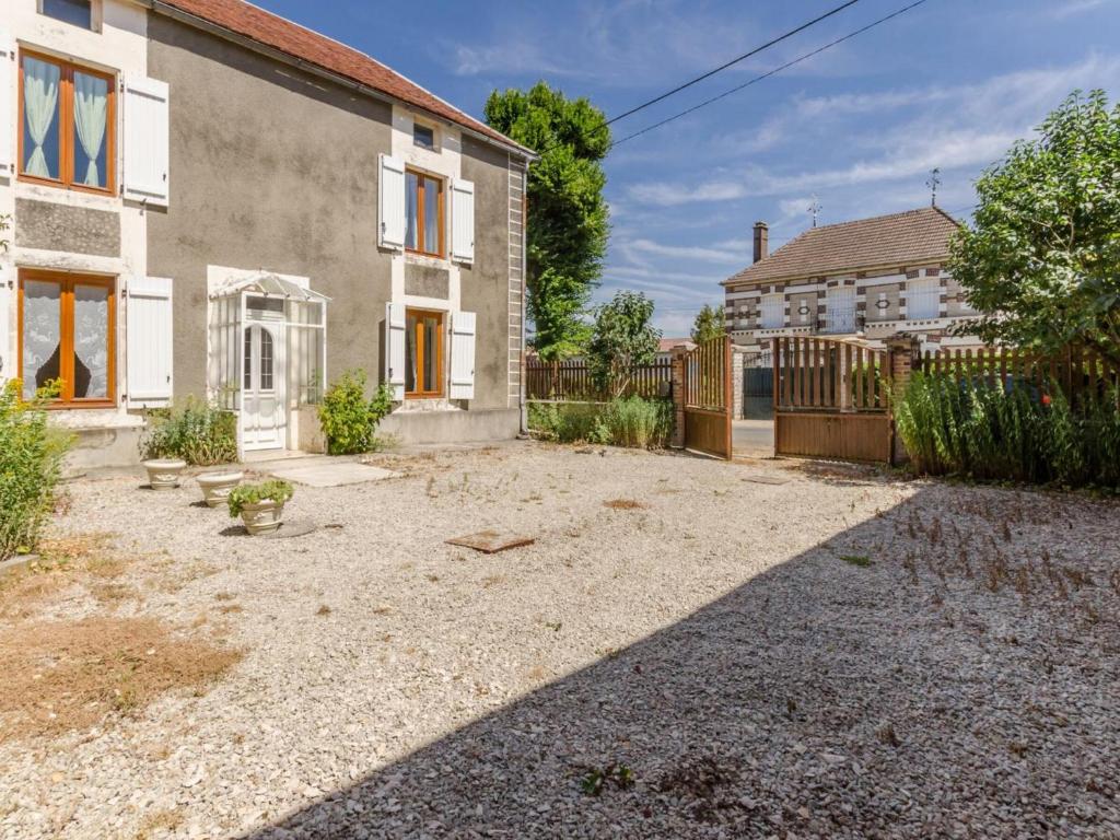 Maison de vacances Gîte Pargues, 3 pièces, 5 personnes - FR-1-543-106 9 rue de la Marve PARGUES 10210 Parques