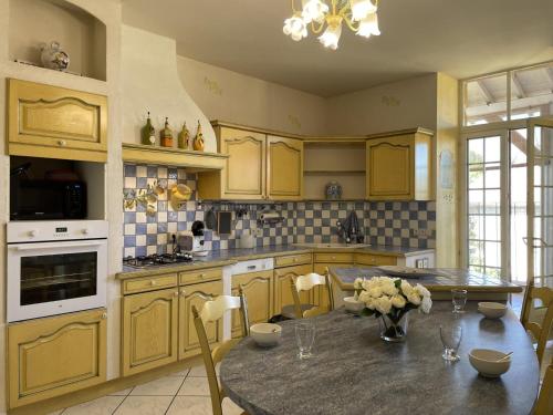 Gîte Pierrefitte-sur-Loire, 6 pièces, 12 personnes - FR-1-489-387