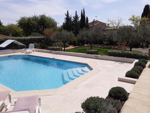 Gîte provençal indépendant avec piscine chauffée : LE SUY BIEN