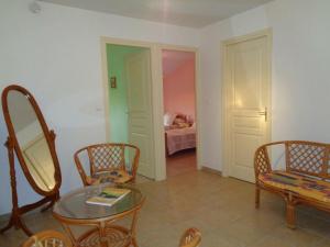 Gîte Saint-Alban-les-Eaux, 3 pièces, 4 personnes - FR-1-496-75