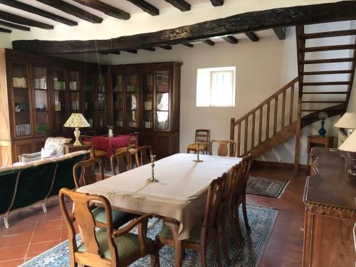 Gîte Saint-Aubin-de-Locquenay, 5 pièces, 8 personnes - FR-1-410-151