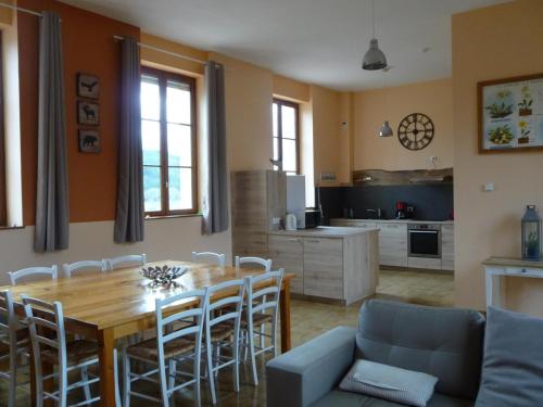 Gîte Saint-Bonnet-des-Quarts, 4 pièces, 6 personnes - FR-1-496-123