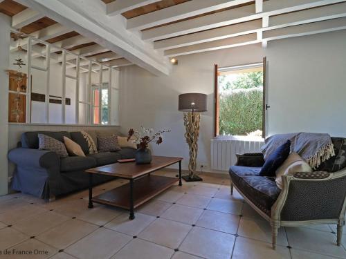 Gîte Saint-Cyr-la-Rosière, 4 pièces, 8 personnes - FR-1-497-134