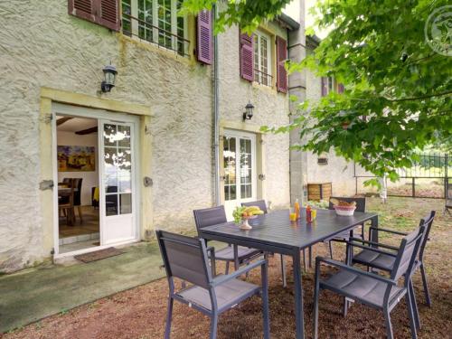 Gîte Saint-Denis-de-Cabanne, 3 pièces, 6 personnes - FR-1-496-230