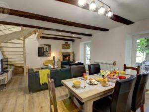 Gîte Saint-Denis-de-Cabanne, 3 pièces, 6 personnes - FR-1-496-230