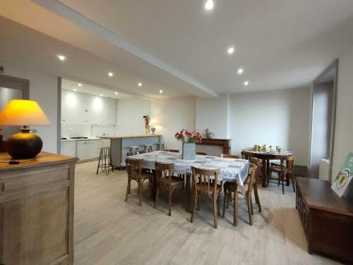 Gîte Saint-Haon-le-Châtel, 4 pièces, 11 personnes - FR-1-496-252