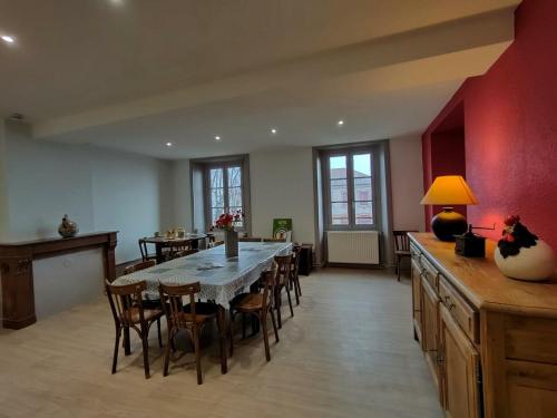 Gîte Saint-Haon-le-Châtel, 4 pièces, 11 personnes - FR-1-496-252