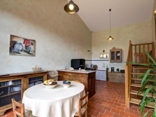 Gîte Saint-Just-la-Pendue, 3 pièces, 4 personnes - FR-1-496-51