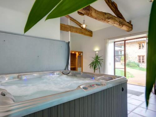 Gîte Saint-Just-la-Pendue, 5 pièces, 8 personnes - FR-1-496-50