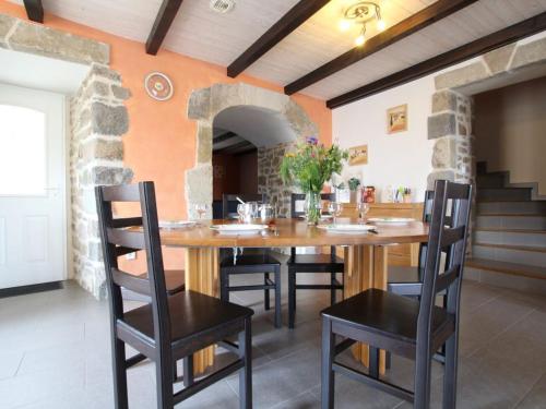 Gîte Saint-Just-prés-Brioude, 4 pièces, 6 personnes - FR-1-582-231