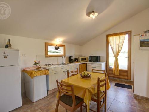 Gîte Saint-Marcel-de-Félines, 1 pièce, 2 personnes - FR-1-496-173