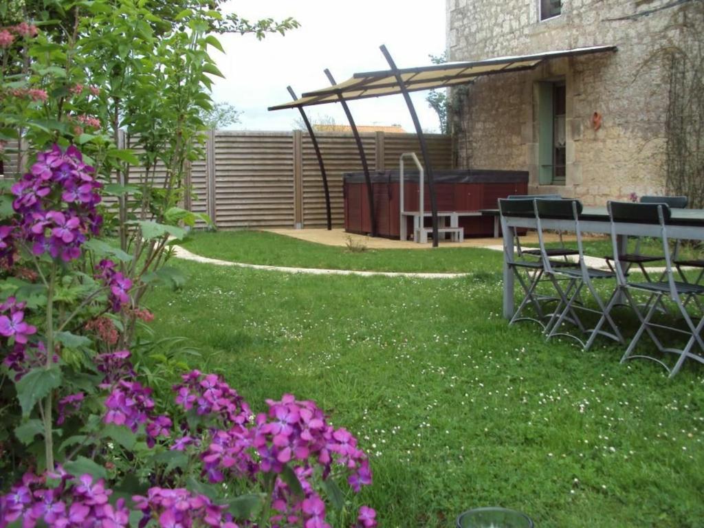 Maison de vacances Gîte Saint-Martin-de-Fraigneau, 4 pièces, 8 personnes - FR-1-426-291 15 rue du Cimetière 85200 Saint-Martin-de-Fraigneau