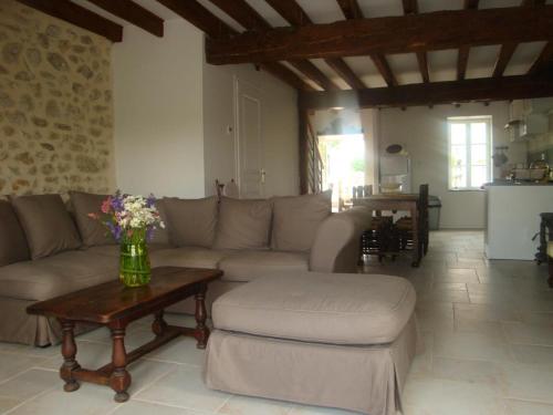 Gîte Saint-Priest-d'Andelot, 4 pièces, 6 personnes - FR-1-489-169