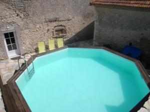 Gîte Saint-Priest-d'Andelot, 4 pièces, 6 personnes - FR-1-489-169