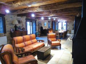Gîte Saint-Symphorien-de-Thénières, 6 pièces, 12 personnes - FR-1-601-47