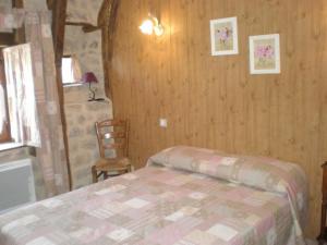 Gîte Saint-Symphorien-de-Thénières, 6 pièces, 12 personnes - FR-1-601-47