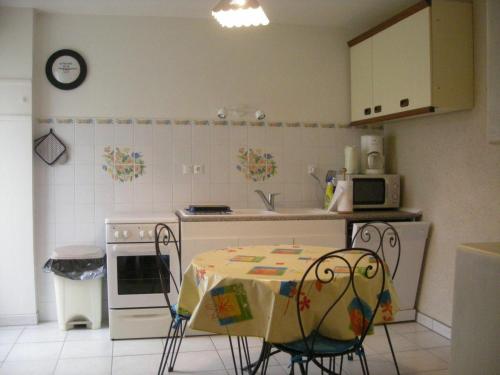 Gîte Sainte-Cécile , 2 pièces, 5 personnes - FR-1-591-96