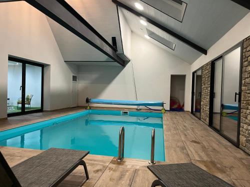 Gite Ti Maen piscine intérieure 12 personnes