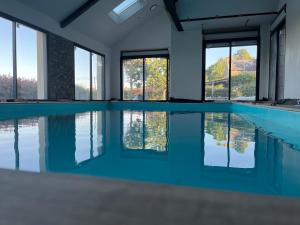 Gite Ti Maen piscine intérieure 12 personnes