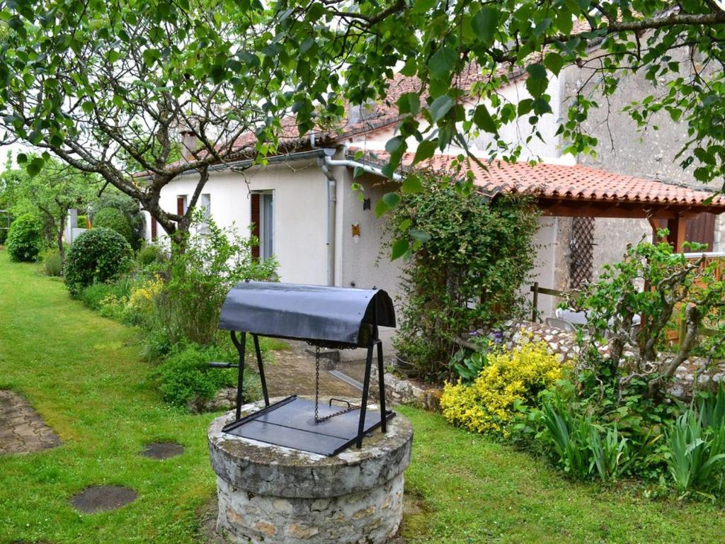 Maison de vacances Gîte Vouthon, 3 pièces, 4 personnes - FR-1-653-6 Lachaise 16220 Vouthon