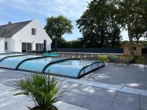 Gîtes de groupe (18/20 pers) avec piscine chauffée