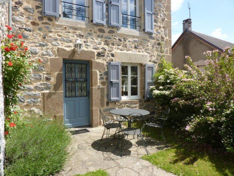 Maison de vacances gîtes des abeilles 15 Route du Monteil 15240 Saignes