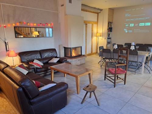 GITES DU DOUL 21 pers avec salle 50m2 attenante, PMR, Carcassonne 45kms