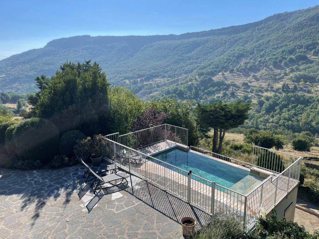 Gites en Ardèche avec Piscine et vue magnifique sur la vallée Le Mazet Saint Michel, D299, 07210 Rochessauve